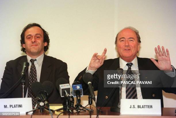 Le président suisse de la Fédération internationale de football , Joseph Sepp Blatter, au côté du co-président du Comité français d'organisation de...