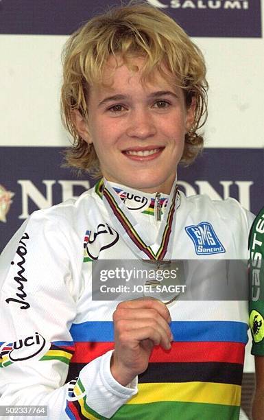 La Canadienne Geneviève Jeanson pose sur le podium, après avoir revètu le maillot de Championne du Monde sur route juniors Femmes, le 08 Octobre...