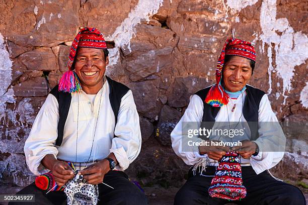 men knitting on taquile island, lake titicaca, peru - inca stockfoto's en -beelden