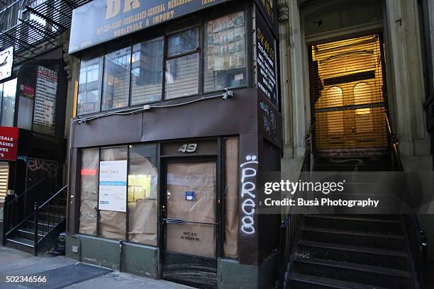 vacant storefront in manhattan, new york city - ricoperto di assi foto e immagini stock