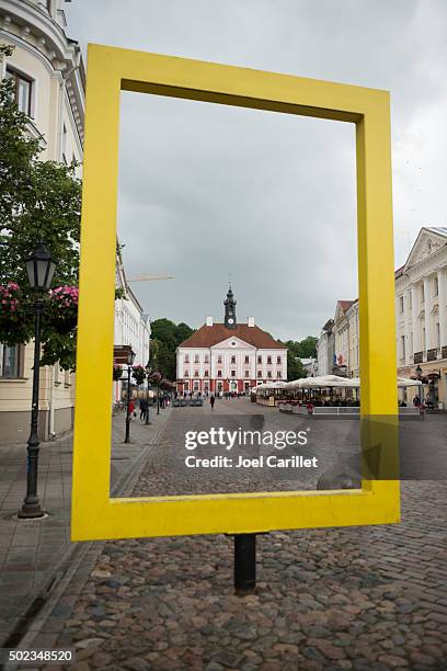 amarelo national georgraphic quadro e town hall em tartu, estoni - national geographic society - fotografias e filmes do acervo
