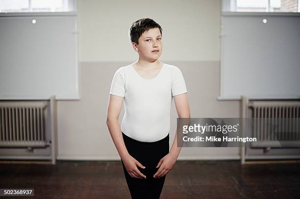 portrait of young male ballet dancer - nur jungen stock-fotos und bilder