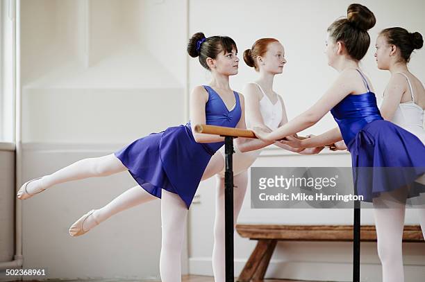 female ballet dancers practising in dance studio - mädchen 14 jahre stock-fotos und bilder