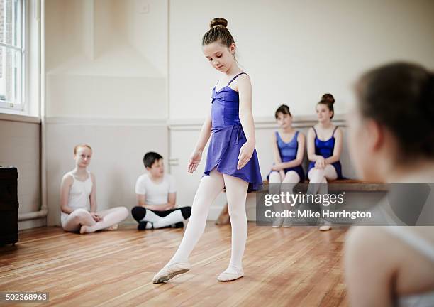 young female ballet dancer demonstrating pose - maillot de sport stockfoto's en -beelden