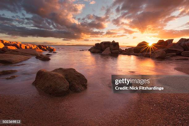 sunset over a secluded beach in coles bay, freycinet national park, tasmania, australia - bahía de coles fotografías e imágenes de stock