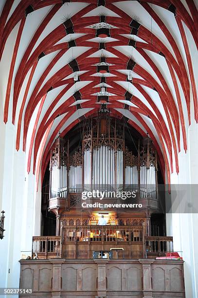 st. thomas kirche in leipzig, deutschland - martin luther musiker stock-fotos und bilder