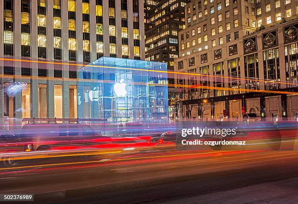 apple store en la noche en la ciudad de nueva york - apple store fotografías e imágenes de stock