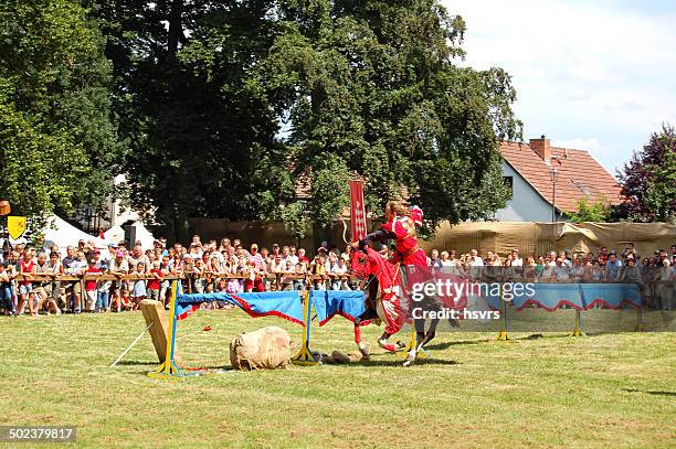 turnier mit ritter und pferd - ritterturnier stock-fotos und bilder