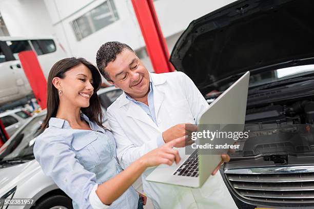kunden in einer autowerkstatt - happy client by broken car stock-fotos und bilder
