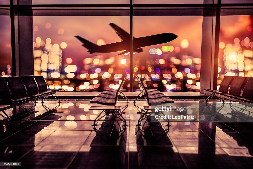 Sala de estar y el avión en el aeropuerto, tome la salida de la ciudad