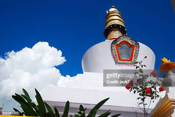 buddhist stupa - gangtok ストックフォトと画像