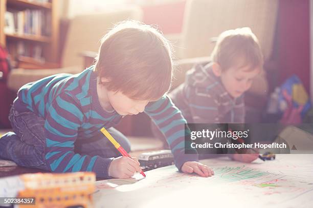 young brothers drawing - kid with markers stock-fotos und bilder