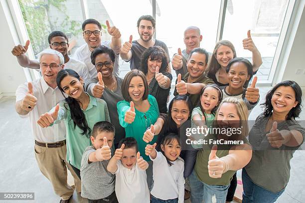 grupo de personas dando un pulgar hacia arriba - sobrina fotografías e imágenes de stock