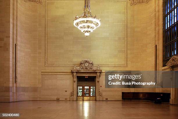 interiors of grand central terminal in midtown manhattan - grand central terminal fotografías e imágenes de stock