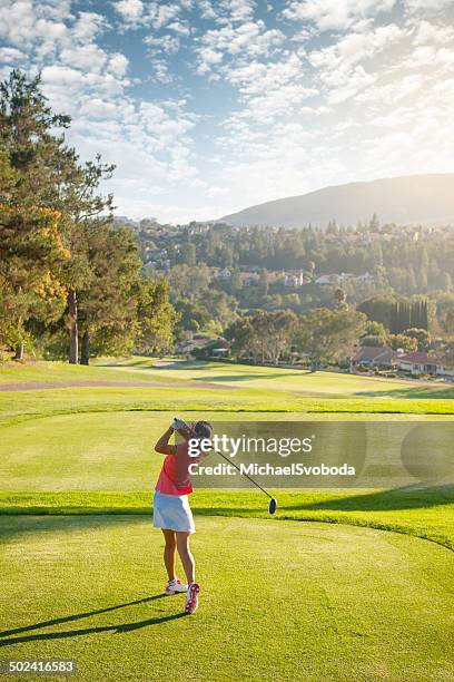 balanço de golfe - green de golf imagens e fotografias de stock