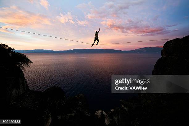 achievment - slackline photos et images de collection