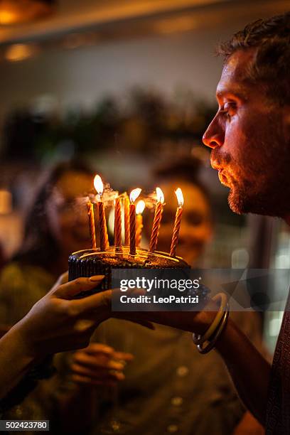 freunde haben eine menge spaß im geburtstag - pusten stock-fotos und bilder