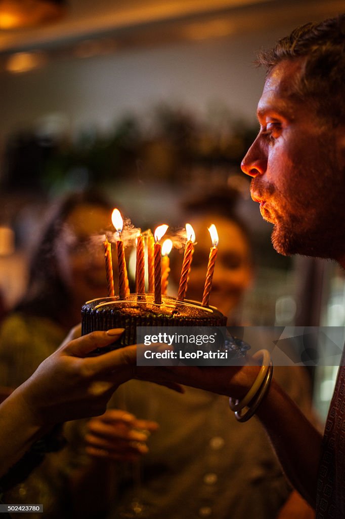 Amici avendo un sacco di divertimento a festa di compleanno