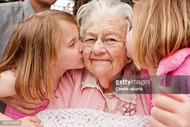 baisers de grand-mère - great grandmother photos et images de collection