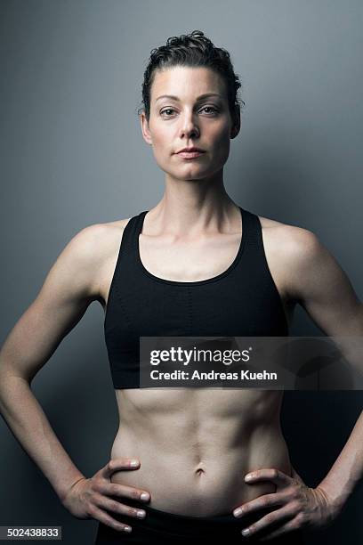 athletic woman with strong abs, portrait. - sportlerin stock-fotos und bilder