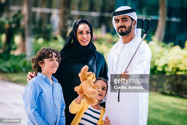 sorrir e olhar para a câmara! - arab mother and daughter taking selfie imagens e fotografias de stock
