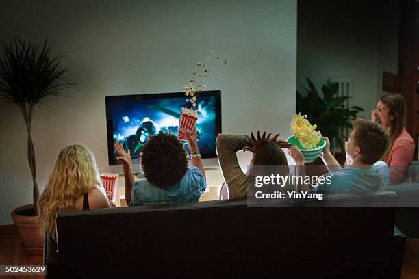 grupo de amigos assistindo dia das bruxas assustador filme juntos em casa - family watching tv - fotografias e filmes do acervo