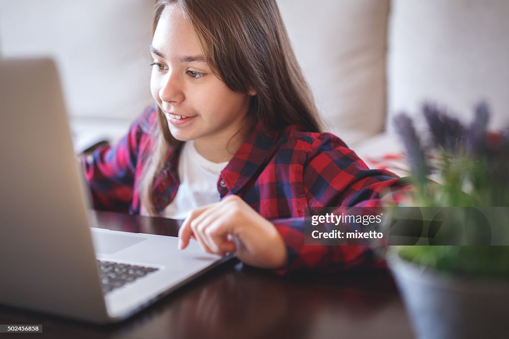 Girl の位置でテーブルとノートパソコンを使用