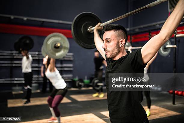 weightlifting class togetherness - circuit training stock pictures, royalty-free photos & images