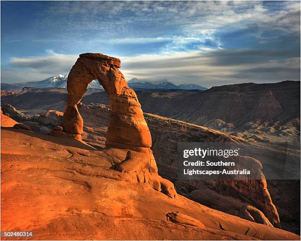 delicate arch, in the arches national park, utah. - delicate arch stock-fotos und bilder