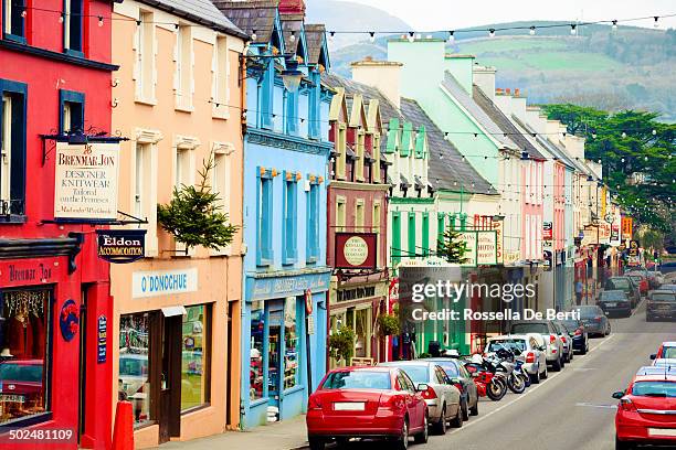 kenmare, ireland - main street bord stockfoto's en -beelden