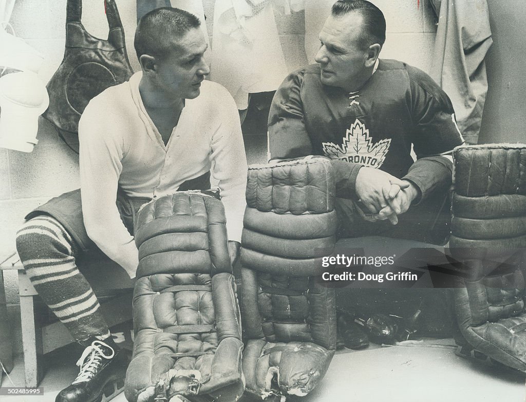 Terry Sawchuk (left) finds willing ear for account of operation. Fellow netminder Johnny Bower hears