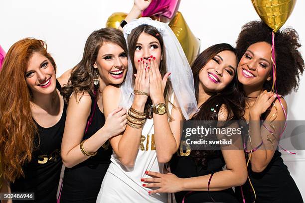 bride's squad - huwelijkspartij stockfoto's en -beelden