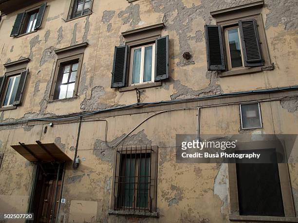 decaying facade of an old building in florence, italy - abandoned crack house stock pictures, royalty-free photos & images