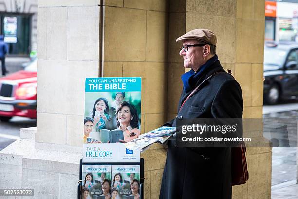 mittleren alter mann bibel prediger in trafalgar square, london, gb - christian kalt stock-fotos und bilder