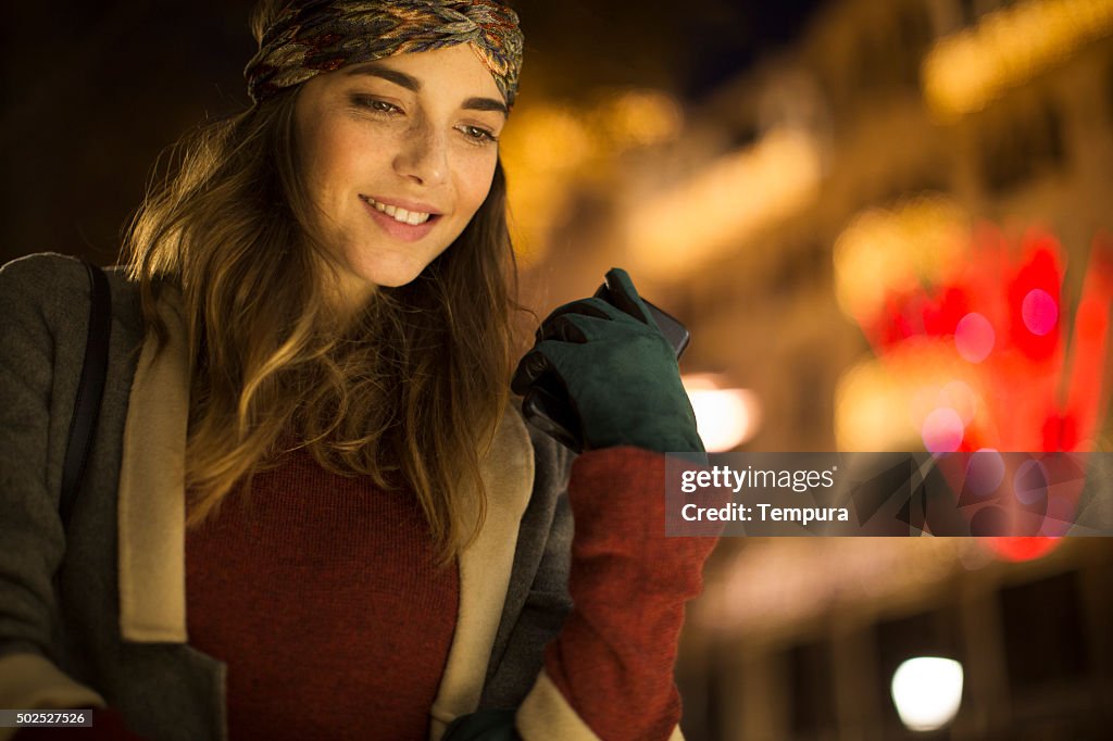 Weihnachts-shopping in den Straßen von Barcelona