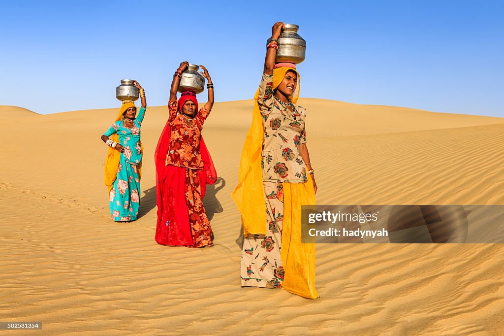 Indian mulheres Carregando em suas cabeças água e do local