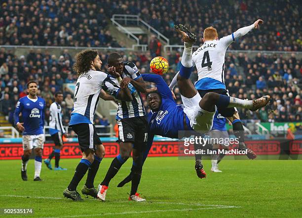 Romelu Lukaku of Everton is challenged by Fabricio Coloccini , Chancel Mbemba and Jack Colback of Newcastle United as he attempts an overhead kick...