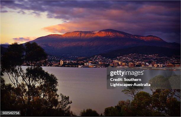 a winter's dawn and views across the derwent estuary to hobart and mount wellington. - hobart stock-fotos und bilder