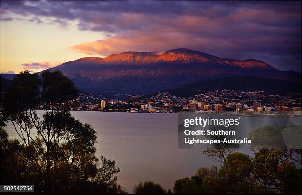 a winter's dawn and views across the derwent estuary to hobart and mount wellington. - hobart tasmania 個照片及圖片檔