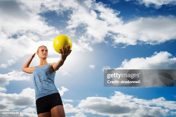 beach volleyball girl serving a ball - volleyball park stockfoto's en -beelden
