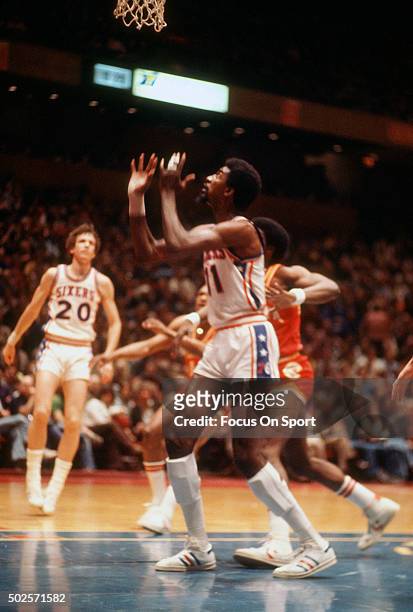 Caldwell Jones of the Philadelphia 76ers in action against the Atlanta Hawks during an NBA basketball game circa 1977 at The Spectrum in...