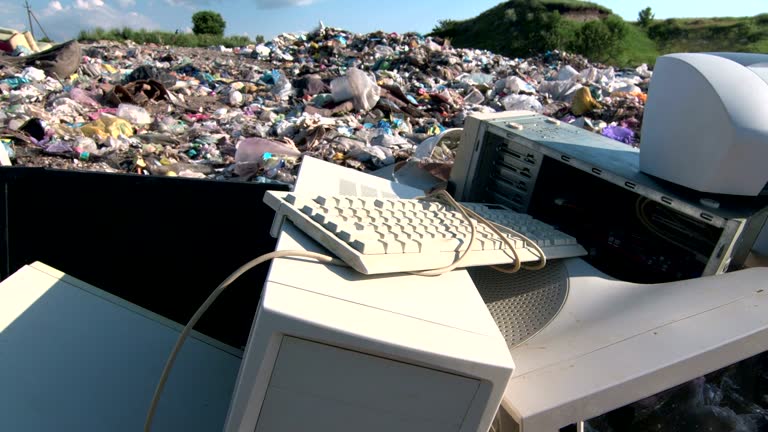 Computer Paper Discarded Discarded obsolete computer scrap at rubbish dump 동영상 (502581423) - 게티이미지뱅크