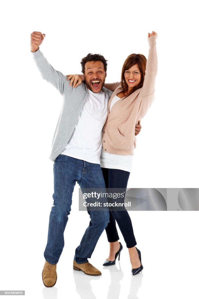 Heureux couple d'âge mûr célébrant les succès