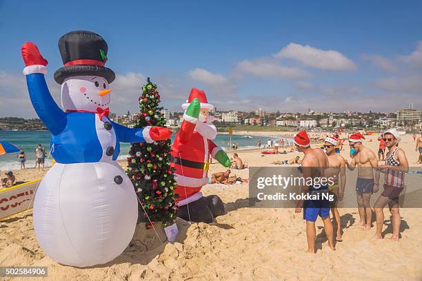 bondi beach – christmas tree - people celebrate christmas at bondi beach stock-fotos und bilder