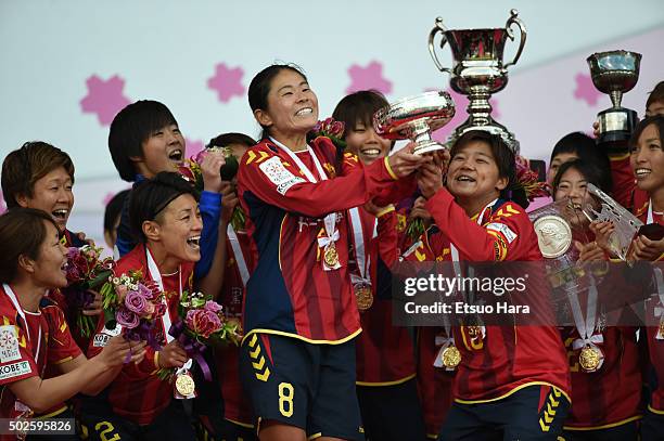Players of INAC Kobe Leonessa celebrate as Homare Sawa of INAC Kobe Leonessa#8 lifts the trophy during the 37th Empress's Cup All Japan Women's...