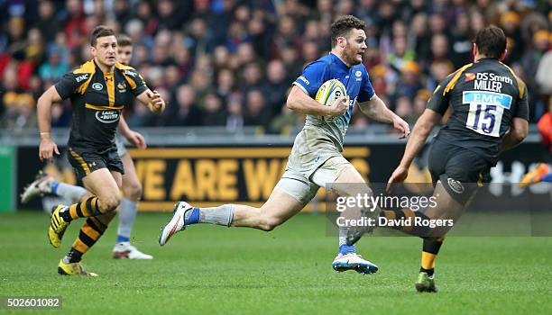 Duncan Taylor of Saracens breaks clear to score the first try during the Aviva Premiership match between Wasps and Saracens at The Ricoh Arena on...