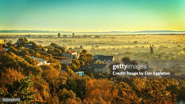 misty christchurch morning - christchurch región de canterbury fotografías e imágenes de stock