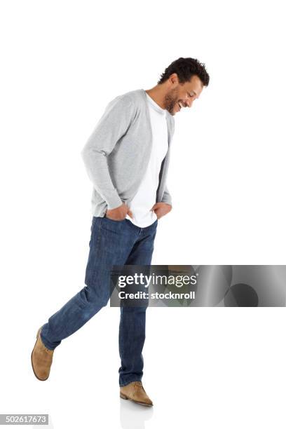 mature homme debout en casuals décontractée - regarder vers le bas photos et images de collection