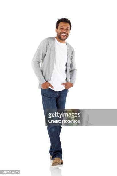african mature guy in casuals - full body isolated stockfoto's en -beelden