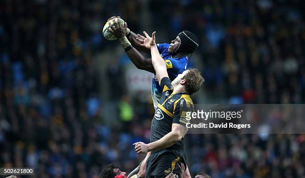 Maro Itoje of Saracens beats Joe Launchbury in the lineout during the Aviva Premiership match between Wasps and Saracens at The Ricoh Arena on...